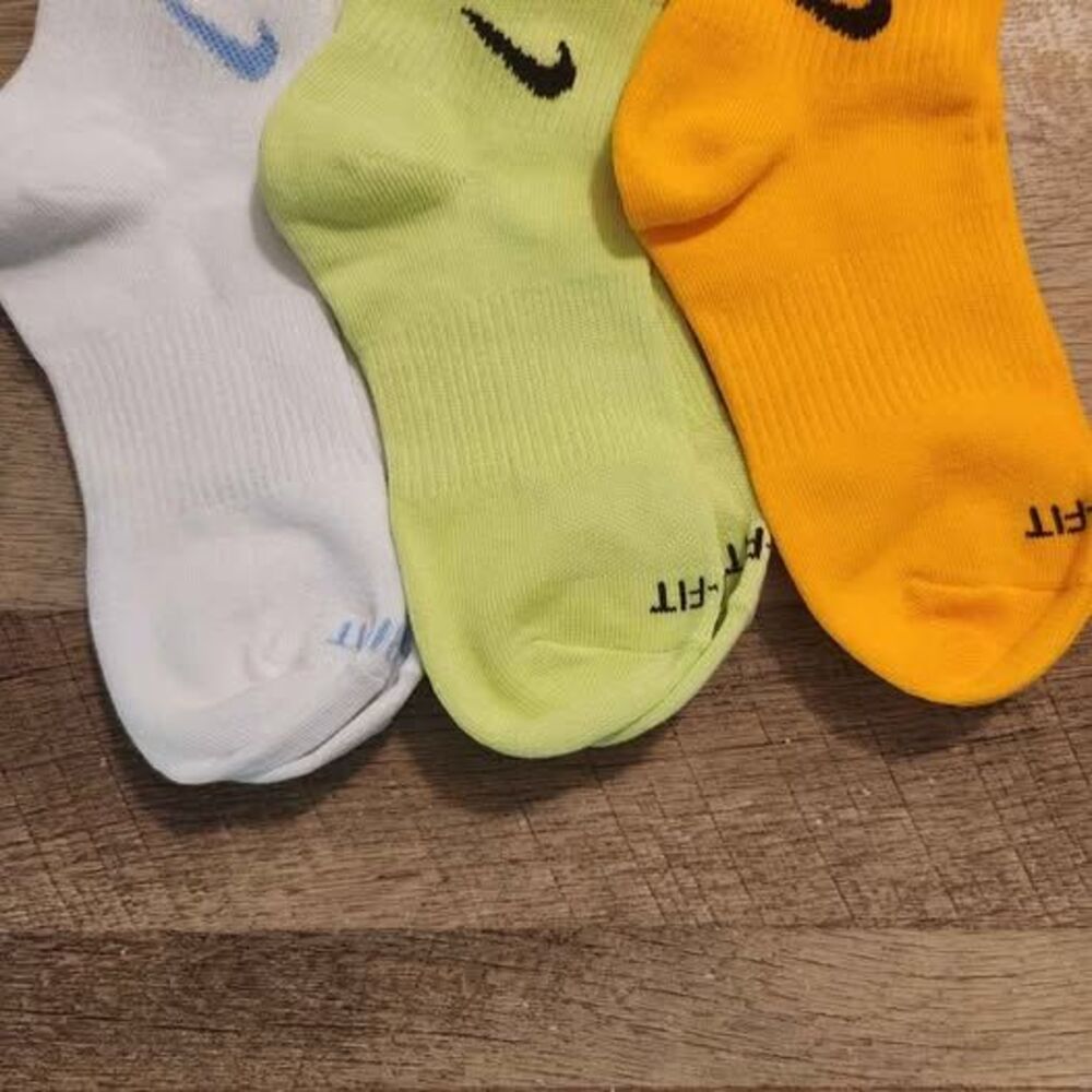 Nike Women's Dri Fit Socks NWOT Small 3 Pair